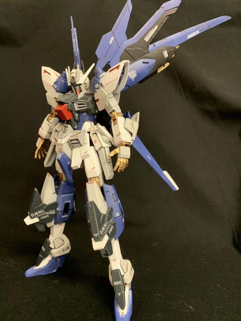 まずは安定の素立ち!
デカールは合計8時間かかってほんと大変でした😅
関節にはタミヤのレッドゴールドをアメストの赤の関節の上からそのまま吹きました!関節はあえてサフらず、赤味を引き出してみました!白は薄いグレーとの2色で塗り分け、色が単調にならないよう気をつけました!