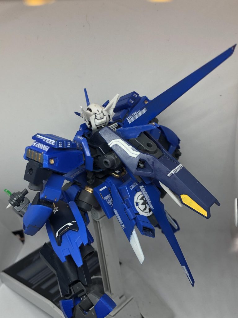 太陽炉を腰部に接続した事により、自作のバックパック「ブルーローズ」を搭載する事で機体制御に大きな恩恵を受けている。
GBN内で使用可能な必殺技として、独自の起動方法と、青色の粒子を発光しながら起動する「トランザム・蒼天(シエーロ)」を持つ。