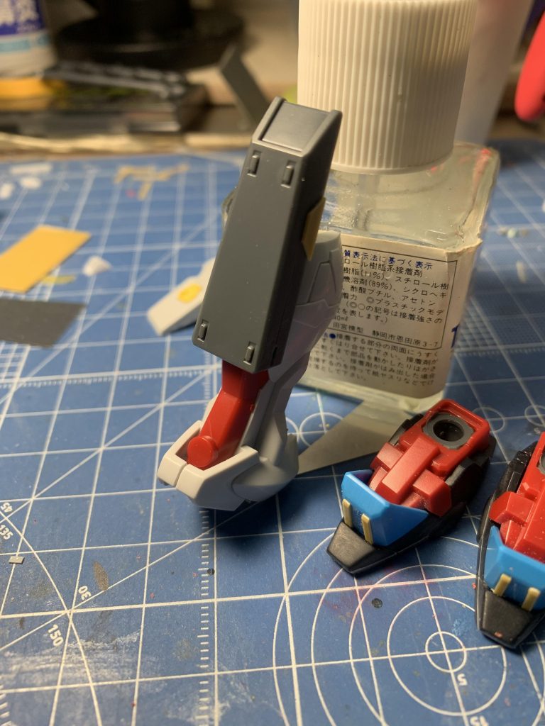 両膝の装甲はボールデンアームアームズから
背中の推進器はAZガンダムのものですが、切り落とした部分はつま先に流用してます。