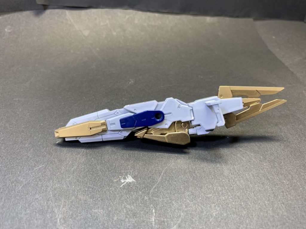 新装備、複合兵装ランチャー「トライン」。
3種の兵器を兼ね備えた試製兵装。遠近距離で効果を発揮する。ストライカーパックとは別基軸の強化案として採用された。再び混沌の時代になった時、躊躇いのない「弾道」を世界に見せつけるだろう。