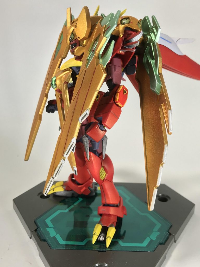 「鎧の下からは紅いボディが
                                          見えていた？」