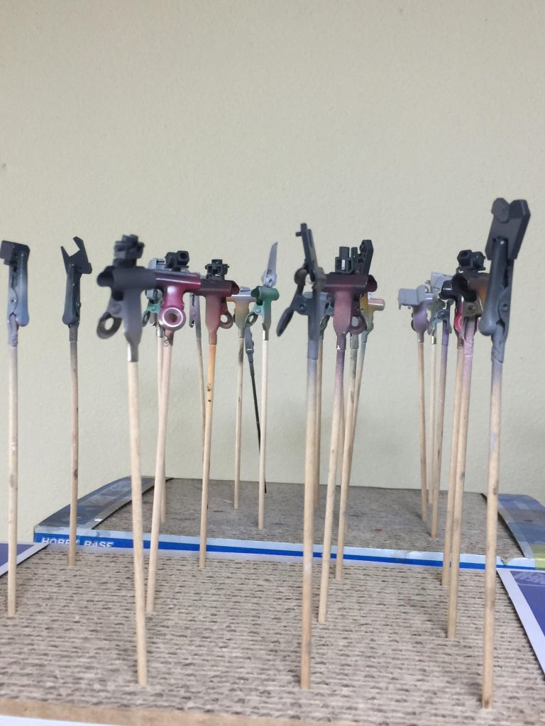 ビルドストライクデュナミスの
サーフェイサー吹きの
制作工程 今回は ガイアノーツの
サーフェイサーを使用しました。