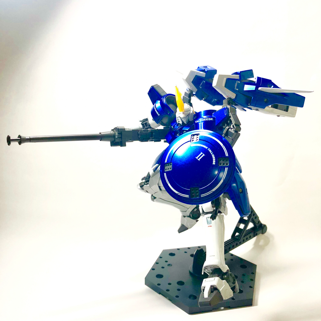 アクション
チタニウムを生かした照明の反射を狙ったポージングにしました。