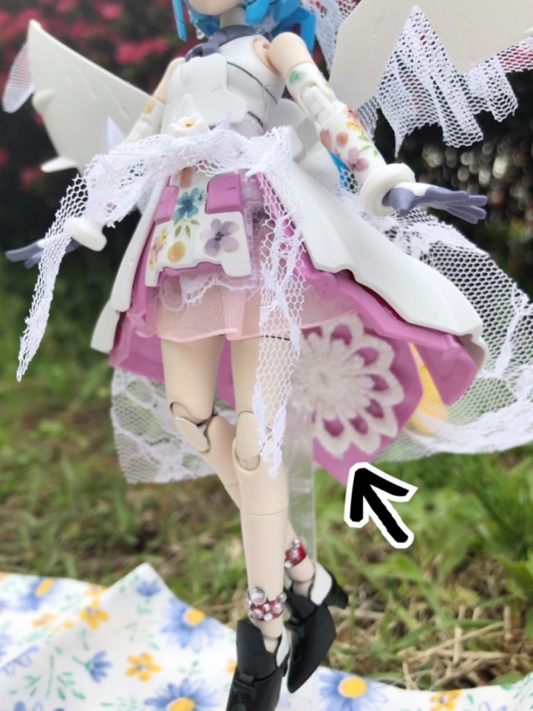 スカート裏の部分には、大きめのお花の刺繍を付けてみました🌸チラッと見えたときに可愛らしいです♪
そしてこの足…元々は手の紫(?)と同じ色なのですが、肌色に塗装しました。やっぱりこういう姿は生足が合うのですっ←