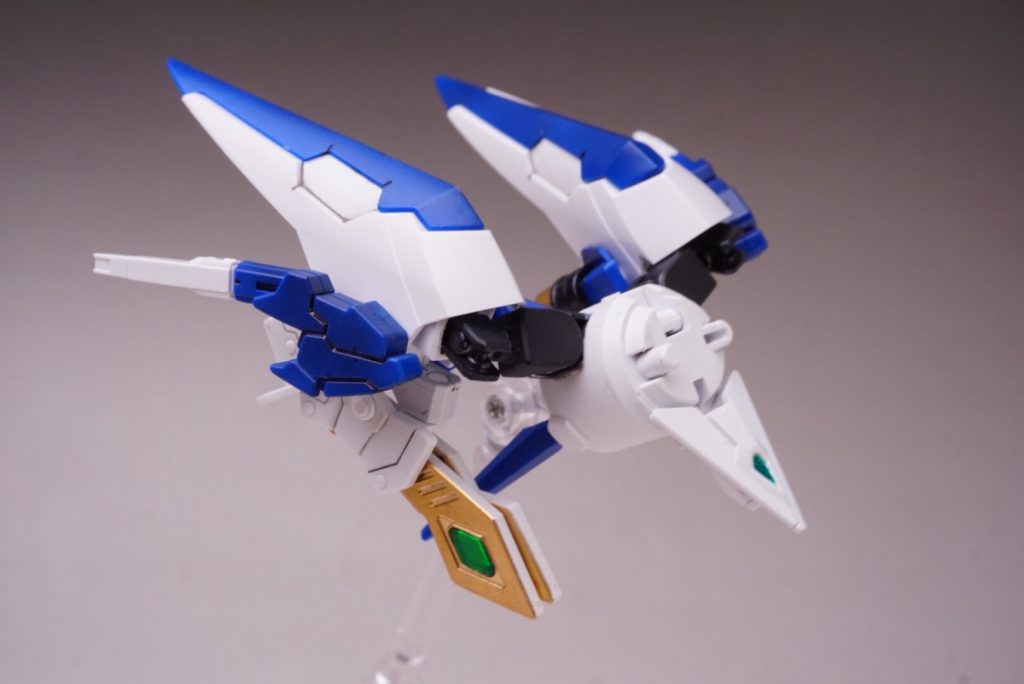 「GNアメイジングブースター改」

肩をアヴァランチエクシアに変更した為、通常のアメイジングブースターだと干渉するので、BFキットのボーンアームズからアームを流用。