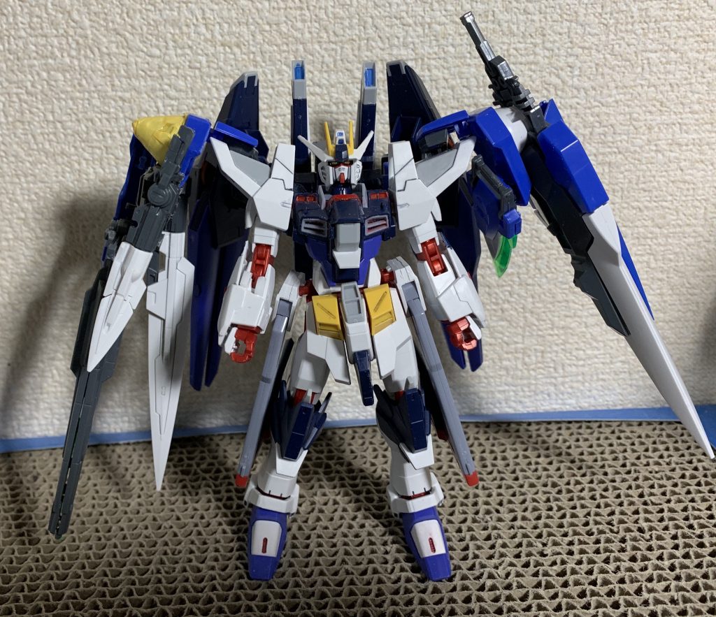 全武装をマウント出来るように構築。右下腕部の彫り込みは、本来持てないGNソード系を固定するのに使う溝。