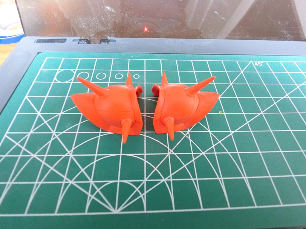 肩パーツのスジ彫りの状況です。
これだけでもかなり印象が変わります。