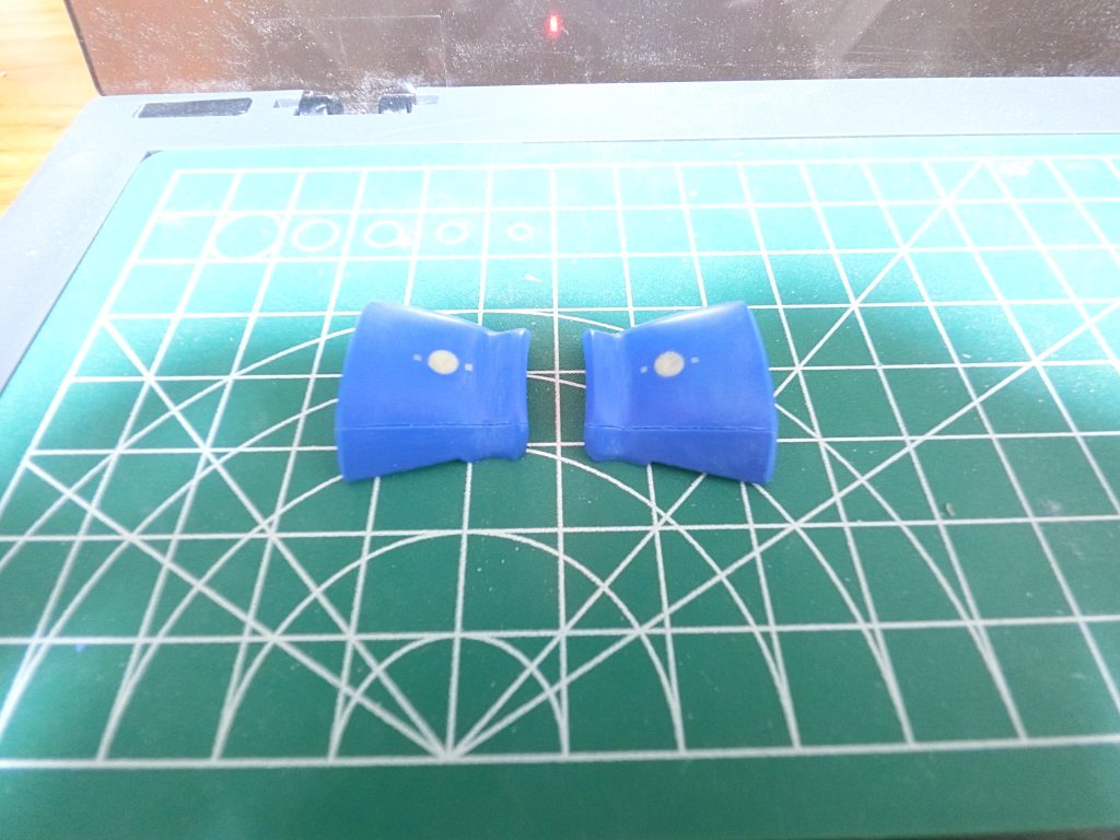 腰の穴をパテで埋め、ヤスリで平らにしました。