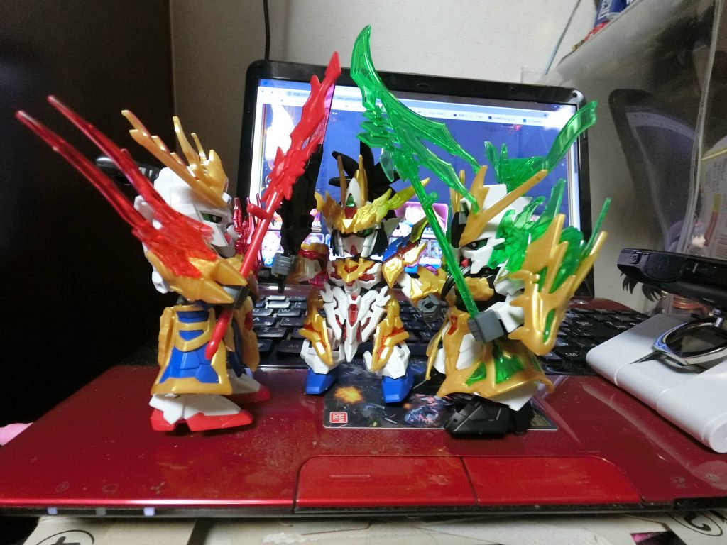 組み換え前の三体。桃園の誓いシーンで一枚やってみた。関羽ニューだけ左手で持ってるのはたまたまだが、偶然おさまりがよかった。