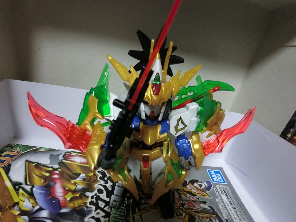 三国創傑伝の世界の三人が三体合体した姿。三つの武器を切り替えながら戦っていくが、心を一つにしないと強制解除してしまう難点月。
これは正面