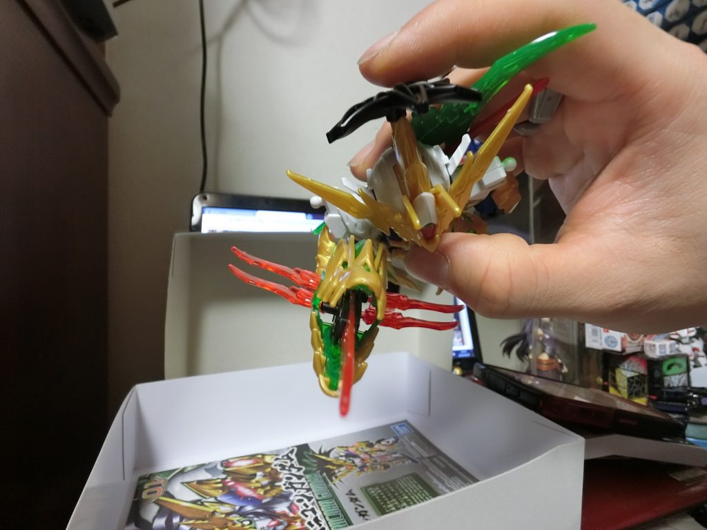 「鳳凰似帝・桃園突破斬!」いわゆる必殺技で思いっきり突撃してそのままぶった切り。
用意できるスタンドがなかったため、手で持って撮影しました。