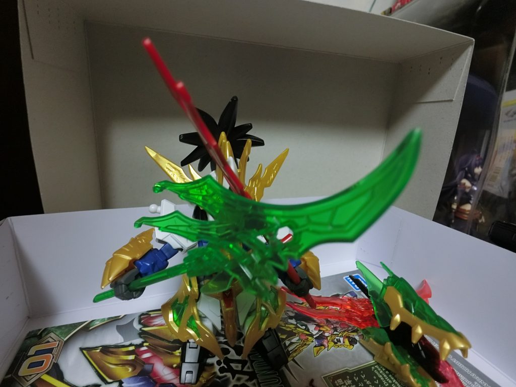 関羽ニューと張飛ゴッドの武器を持った状態。桃園鳳凰似帝剣は近くにおいてみましたが、この状態で収納できないため