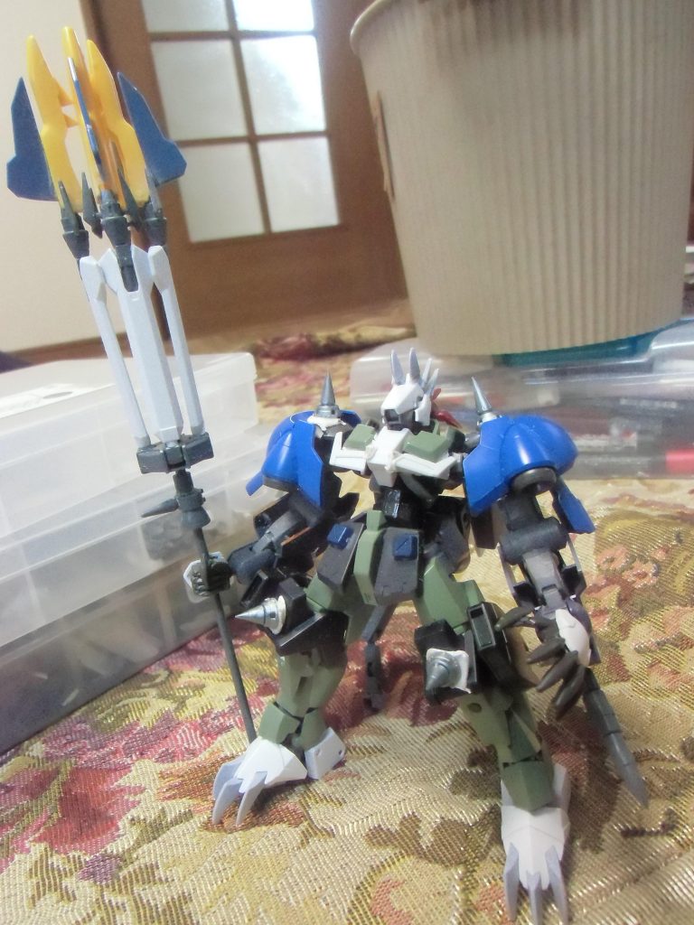 塗装前はこのような感じです。肩はヘルムヴィーゲリンカー、腕はグレイズアイン、足先や頭部の装飾にドラゴンボーンのプラモを使用しています。