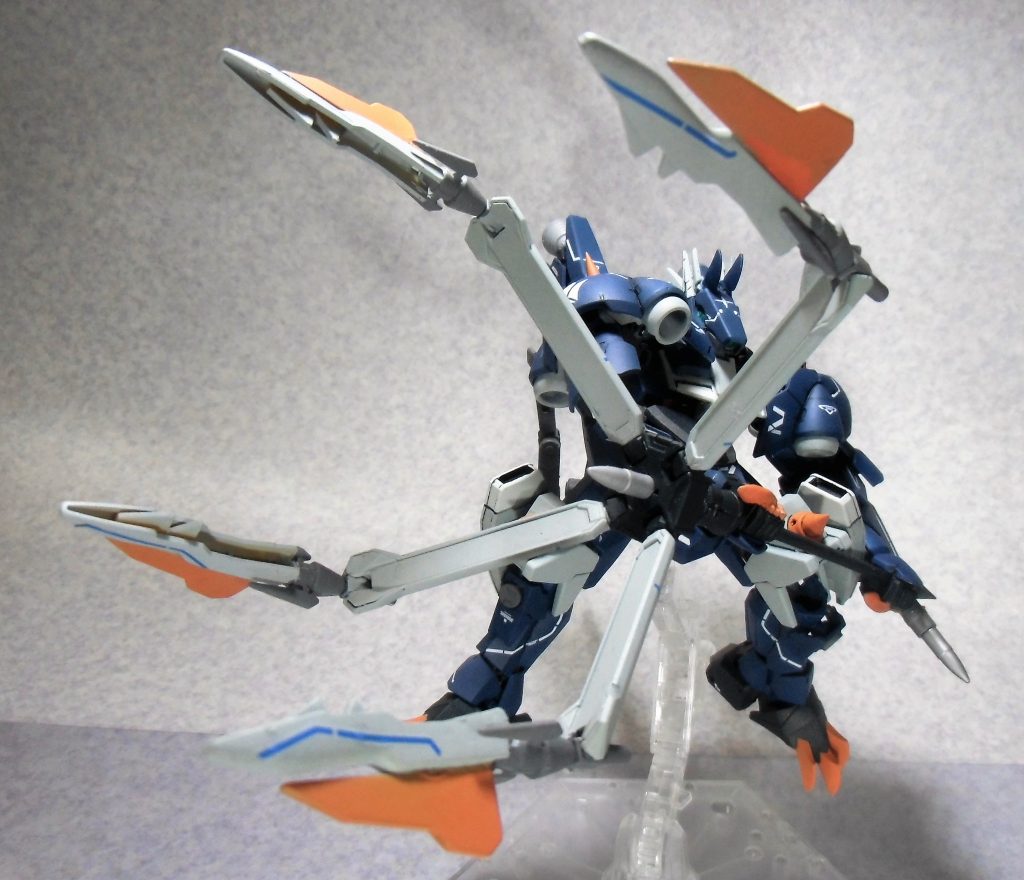 フェンリルメイスの仕掛けとして、北欧神話にてフェンリルがオーディンを丸呑みにしたという話から、ガバッと展開してMSをかみ砕き、粉砕します。