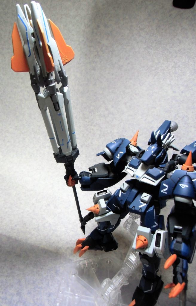 メイン武装となる「フェンリルメイス」です。
かなり大型で保持が大変だったので、背中につけたサブアームで補助をしています。