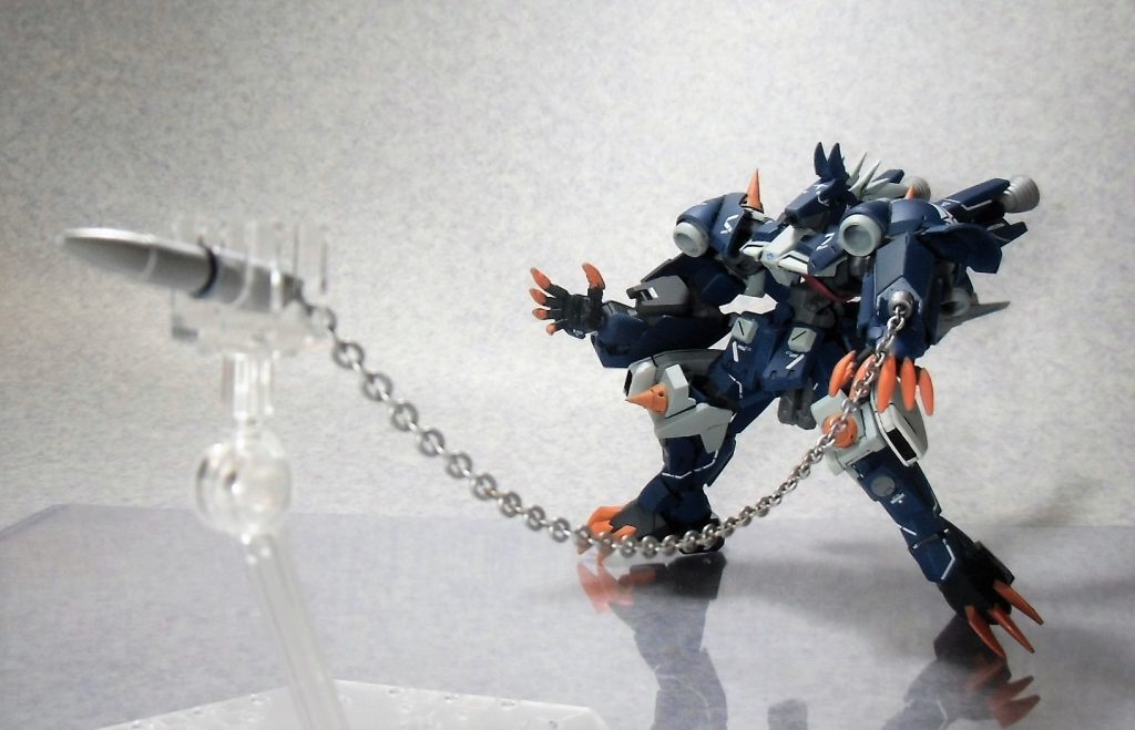 左腕にはフェンリルをつないだ鎖をモチーフにした射出武器を付けました。