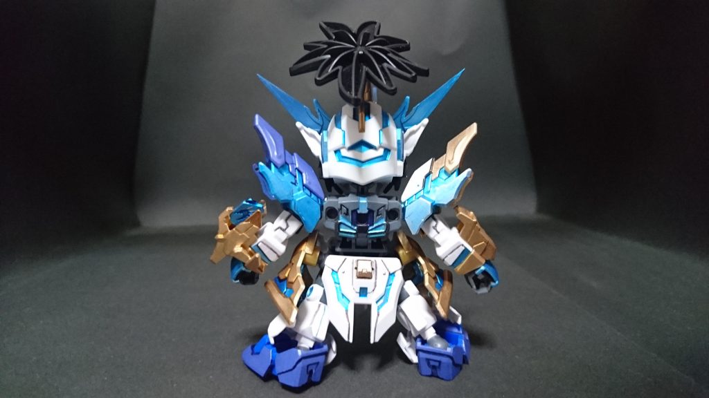 ○後ろ
おおよそ個人的な好みにそって部分塗装で遊んでいます。
本体は角を尖らせ、前後のスカートを薄くした以外に加工はしていません。