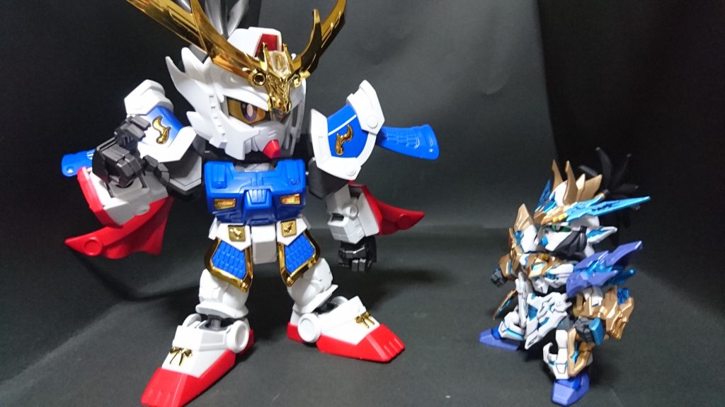 「君が新しい劉備役のユニコーン君かい!色々大変だろうけど皆をひっぱってくれよ!」 
「は、はぁ…そうですがなんか先輩クソデカくないですか?」