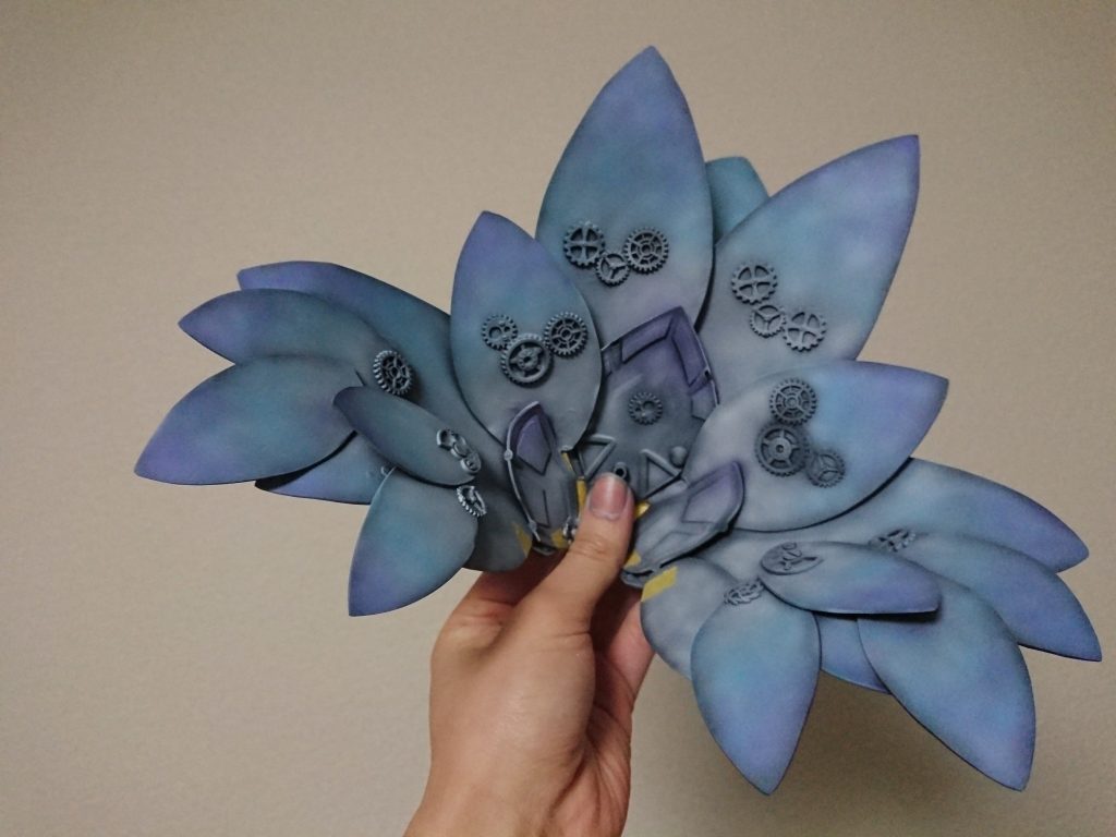 スカートにグラデーション塗装を行う。なんかアジサイみたいになりました。