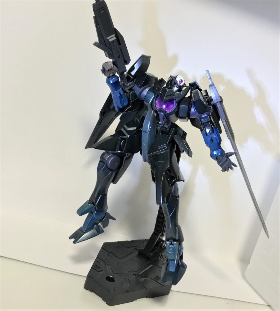 初心者が背伸びしてメタルブラックを下地にクリアブルーを吹いてみましたが、
ムラは出るわ黒すぎて画像では発色見えないわで散々でした。
これから精進していきます。