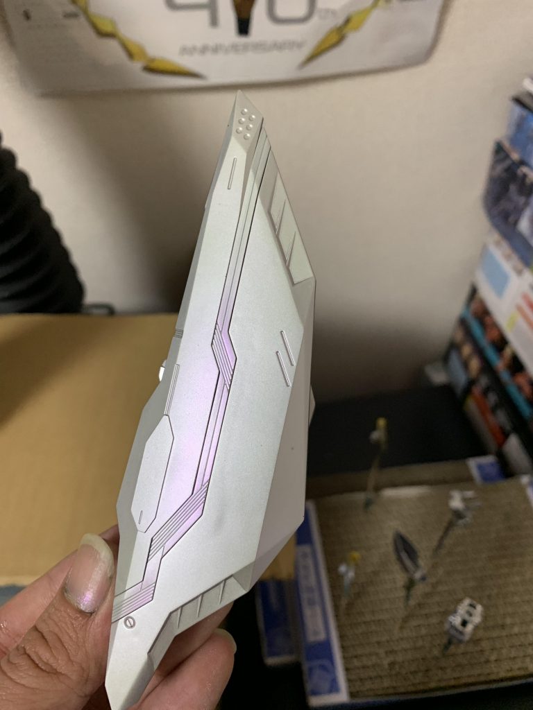 見る角度でパープルに。