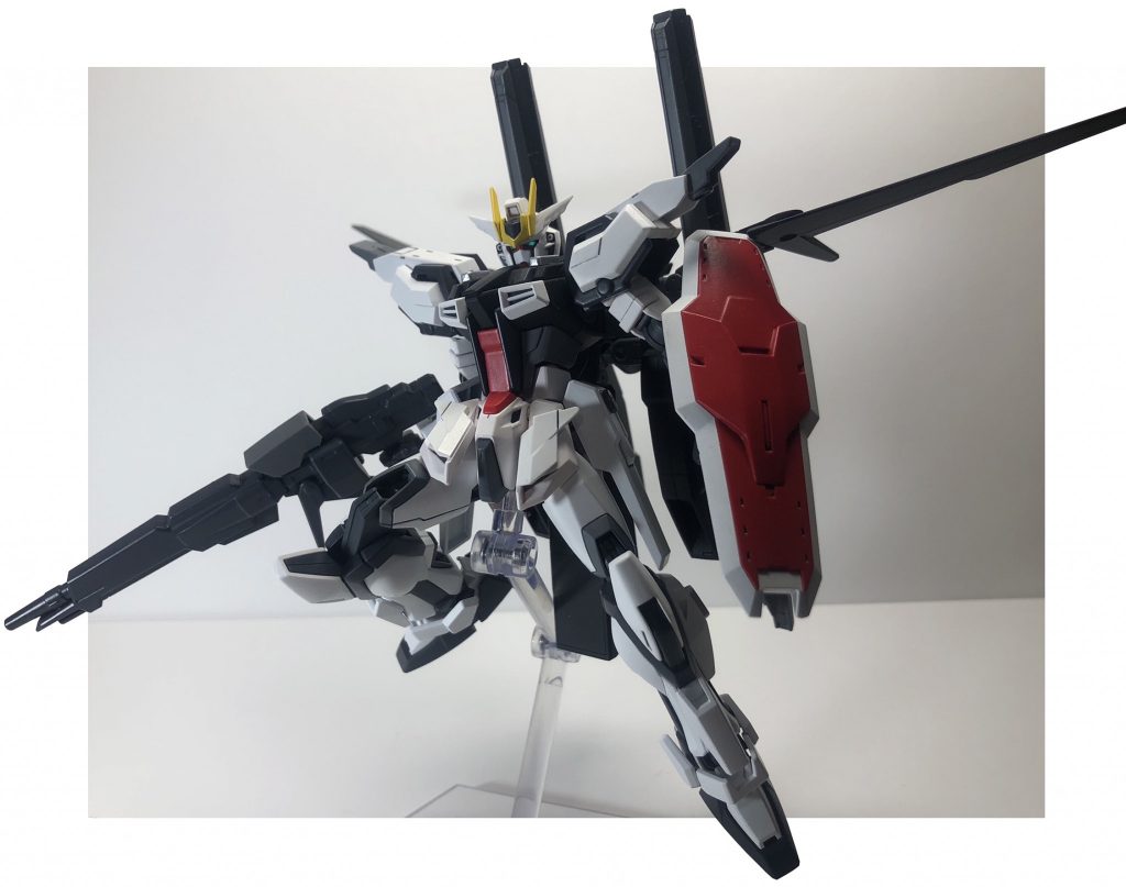 ライフル&シールドを加えてフル装備。

「強化型エールストライカー」というイメージで制作していますが、大型キャノンを装備する点など「強化型ランチャーストライカー」としての側面も持っています。

パックのカラーリングにはエールストライカーの基本色である「黒」を採用しました。
また、大型キャノンは、より「兵器」感を強めるためにグレーで塗装しています。


シールドはカットシーに付属したものに手持ちグリップを増設して使用しています。よりストライクガンダムのイメージを強めるため赤色で塗装しました。
ここに色味が入るだけで