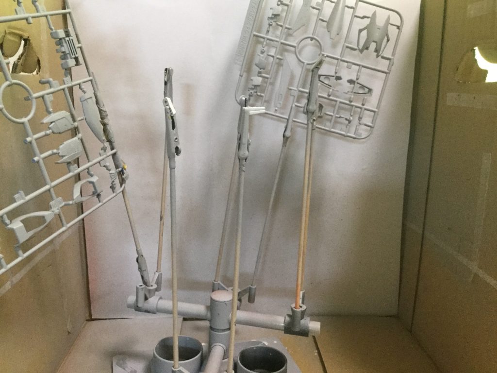 機体色に灰色が多く使われているので一部は灰サフの色をそのままに（正しいかは別として）