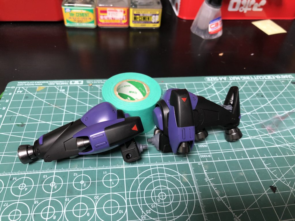 バインダー。
真ん中にガッツリ合わせ目が出ます。上部の丸い紫のパーツのみ後ハメ加工しました。
それ以外はバーニア周辺をマスキングして組んでから合わせ目を消しました。