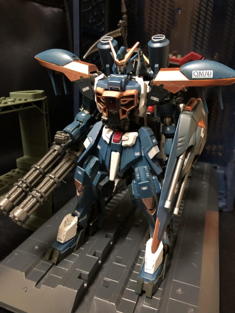 oyz「またまた前置きが長くなってしまった。キミがカラミティガンダムのパイロットだね。」
オルガ「長えよ。小説読み終わるわ！」
oyz「キミは...その、団長なのか？」
オルガ「全っ然違う！むしろ団長のが後だぞ！」
oyz「名前のイメージ強すぎて...。(´ω｀」
オルガ「チッ、ったく……。」
oyz「人違いなんだね。ま、説明させてもらおう。コレがリニューアルされたカラミティガンダムだ。今回は鉄血フレームを流用し、そこに各機体の特徴あるパーツを充てていく手法だ。」
オルガ「もういいよ、その説明は。どうせコピペだろ。」
oyz「今回はベースとしてグシオンリベイクを使用している。脚、腕はほぼグシオンリベイクだよ。後は若干アスタロトから流用だ。特徴のあるパーツはもちろんカラミティからだな。」
オルガ「武器がバズーカじゃねえな。」
oyz「バズーカ砲”トーデスブロック“はやめてダブルガトリングガンに変えた。シュラークがあるのにバズーカ要らんだろ。どんだけ長距離砲好きなんだ。」
オルガ「いいじゃねえかよ。」
oyz「エネルギー消費が激しい上に中距離のレンジにも難があったので変えたよ。」
オルガ「楽しめりゃあ、なんでもいいがよお。」
oyz「ちなみに、トーデスブロックはZAFTのザクにあげた。このレビューを観ている皆様！さあ、ファントムペイン編のプレビューを確認してみてくれ！」
オルガ「敵に渡すんじゃねーよ！」