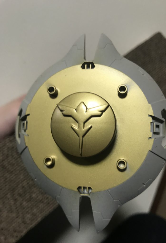 シールド1 ジオンのエンブレムをゴールド塗装。