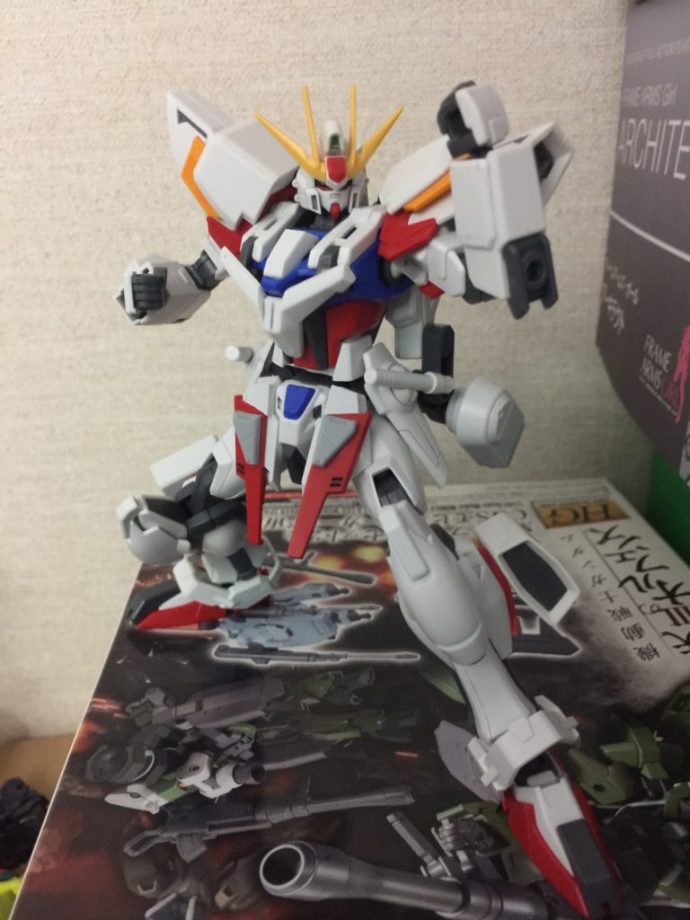 背中の装備を全てパージした状態
追加装甲は極力可動を阻害しないように装備されているため、近接戦のにおいてデメリットになることはない。
デュエルガンダムのアサルトシュラウドやV2アサルト他FA系をイメージしました。