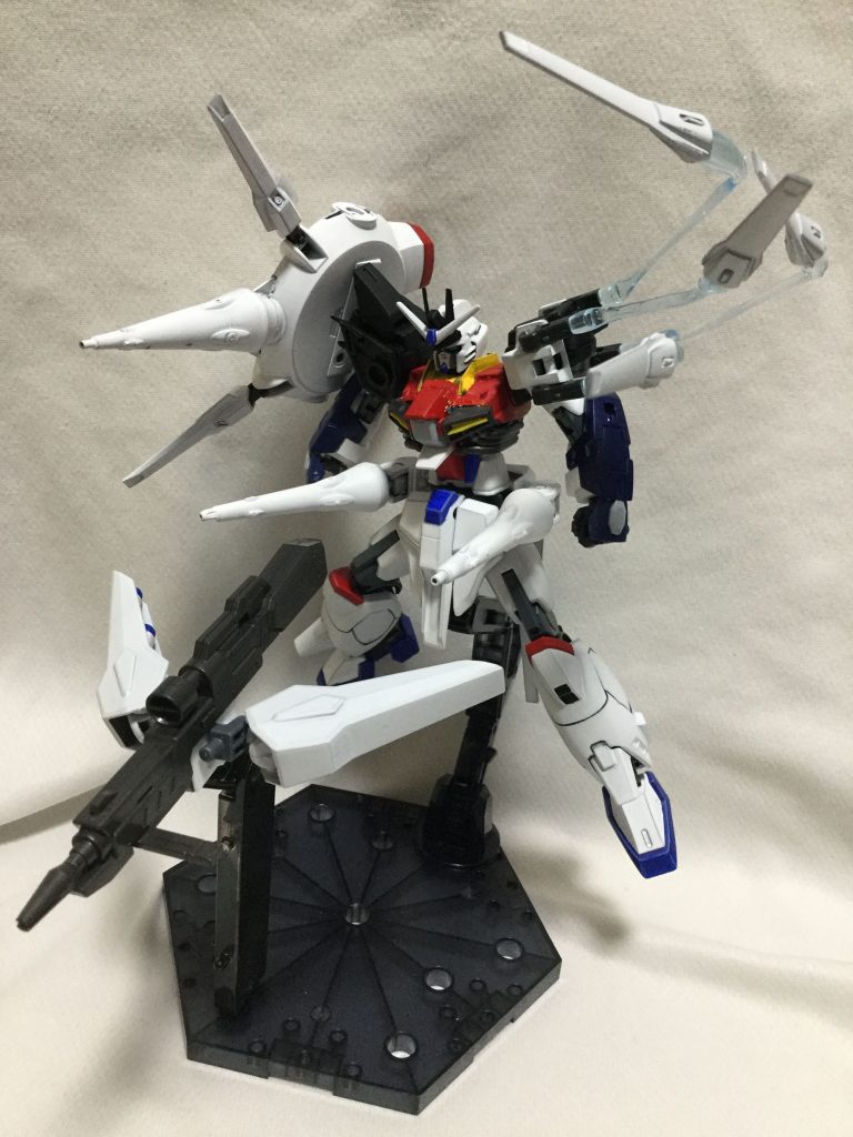 ドラグーン射撃
腰のドラグーンは、こちらもプラ棒プラ板を使用し、可動出来るようにしています。
左肩の4つのドラグーンはレジェンドから拝借しているのでエフェクトパーツを使用可能です