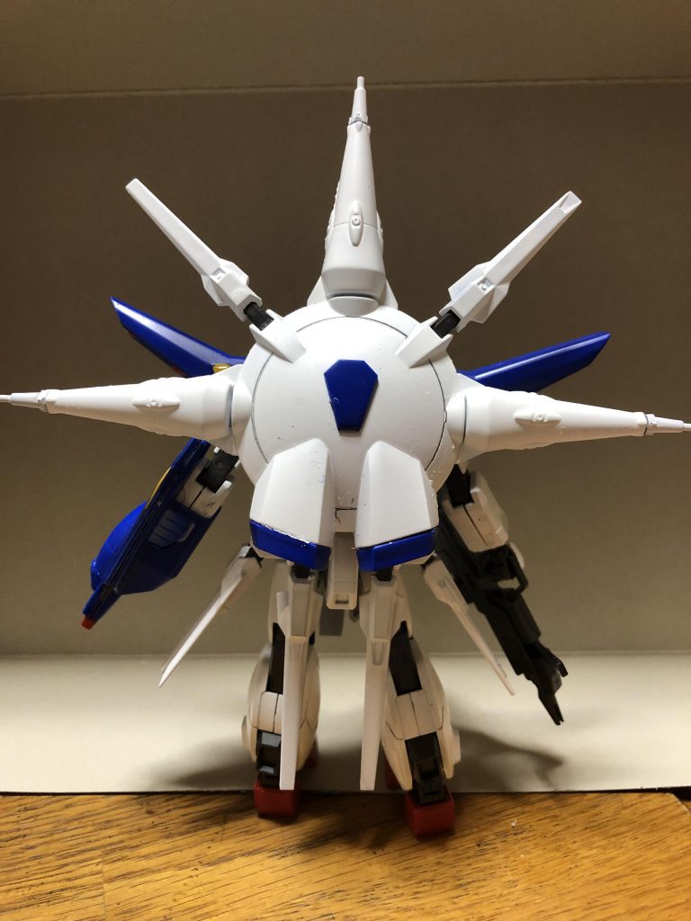 バックショットです。プロヴィデンス(天帝)の名前通り太陽のようなシルエットが印象的な本機です。