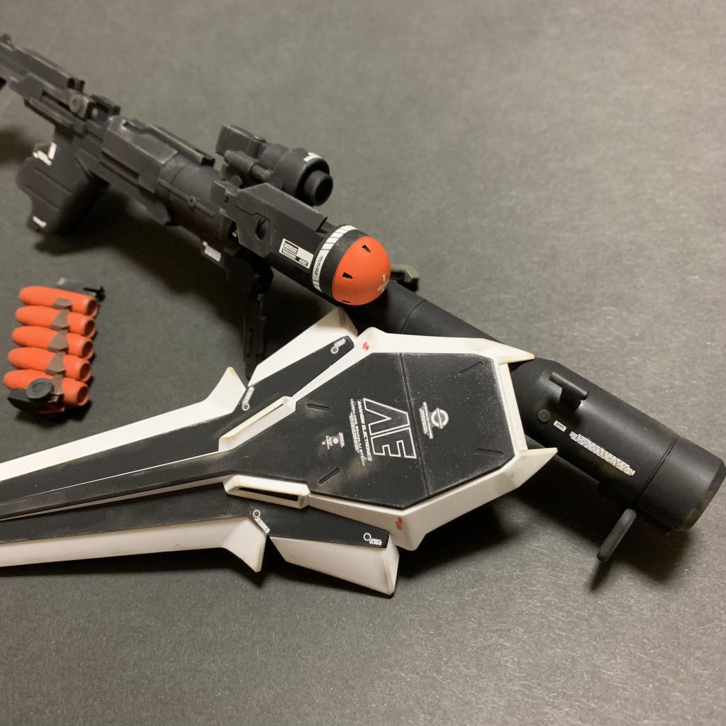 バズーカ等の装備類は軽くウェザリングして雰囲気を追加。アーミーオレンジを差し色で使いました。