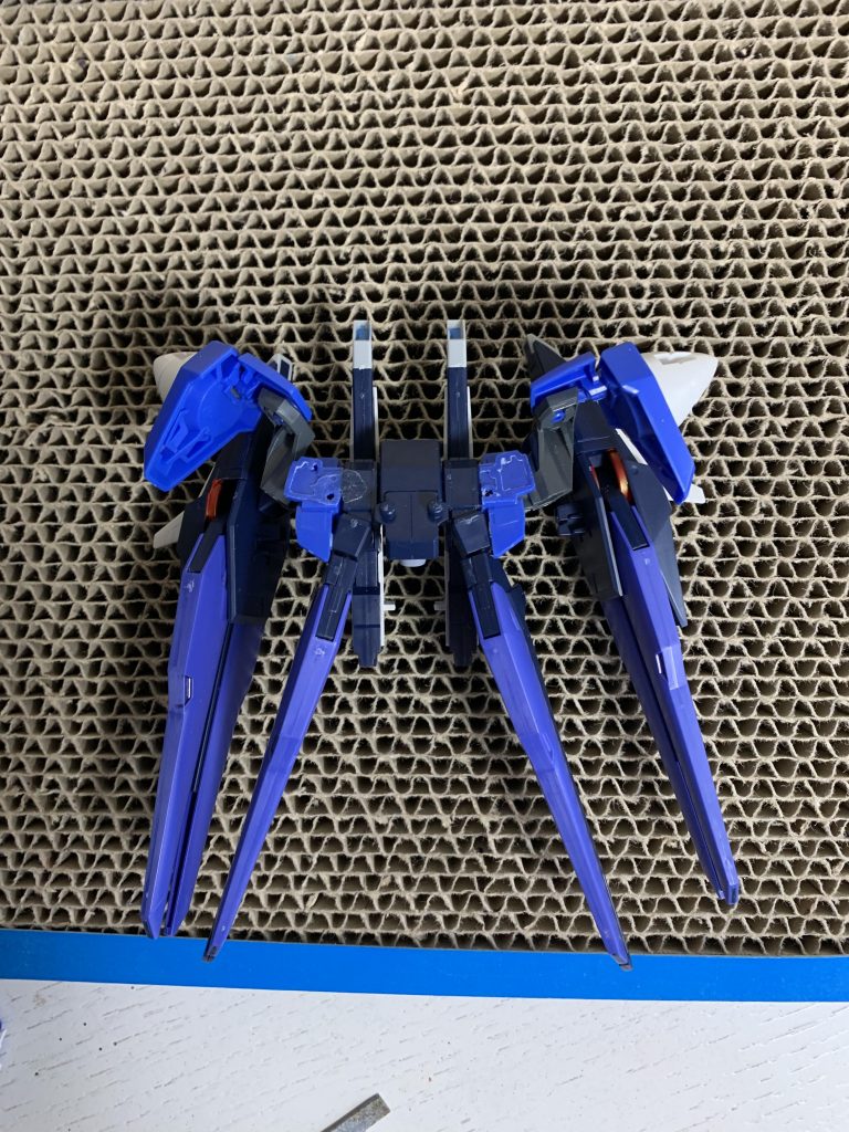 GNドライブを継ぎ足す為にドライブの接続部をアメイジングストライクフリーダムの背面部へ横付け接着。