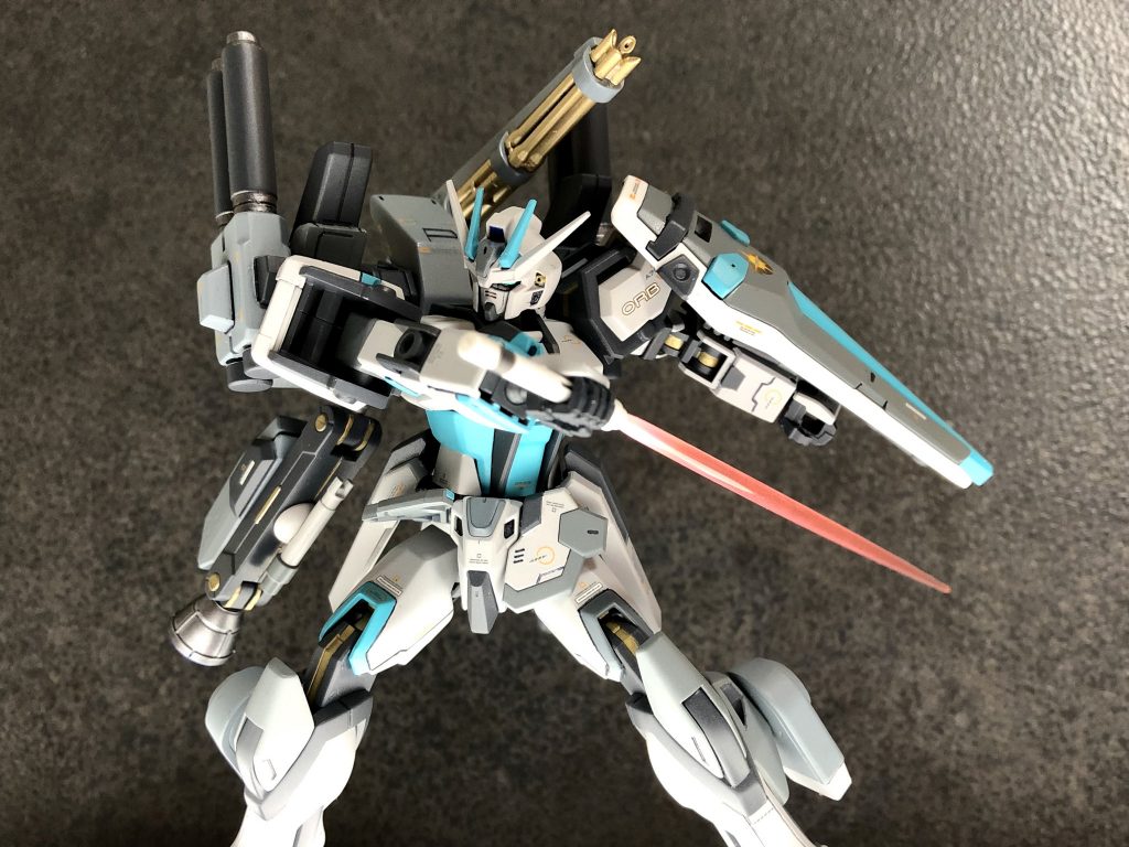 ・75mm対空自動バルカン砲塔システム イーゲルシュテルンいつものあれ。・ビームサーベル エールストライカーのビームサーベルの基部を改良し、アンビデクストラスハルバートモードを可能にしたもの。ストライカーの自在可動式スラスターにマウントされている。・M58E ガトリング機関砲 ガンバレルストライカーの機首部に装備してあるものと同じ実弾系のガトリング砲。C.E.73はビーム兵器が主流になっているために、ラミネート装甲やアンチビームシールドをもつMSが多くそれに対して有効打となる。同規格のレールガンも存在する。