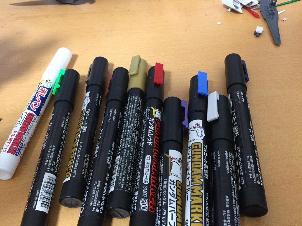 色はガンダムマーカーのレッドゴールド、ガンダムブラック、ガンダムレッドを使いました
ちなみにスプレーなどという高級品を買えるほどお金が無いので全部筆塗りです…
ここまで塗るの初めてでしたw