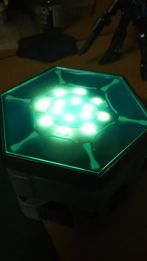 台座は友人が3Dプリンタより出力した特別製です。
ガンプラ用の汎用台座として今後も活用していきます。