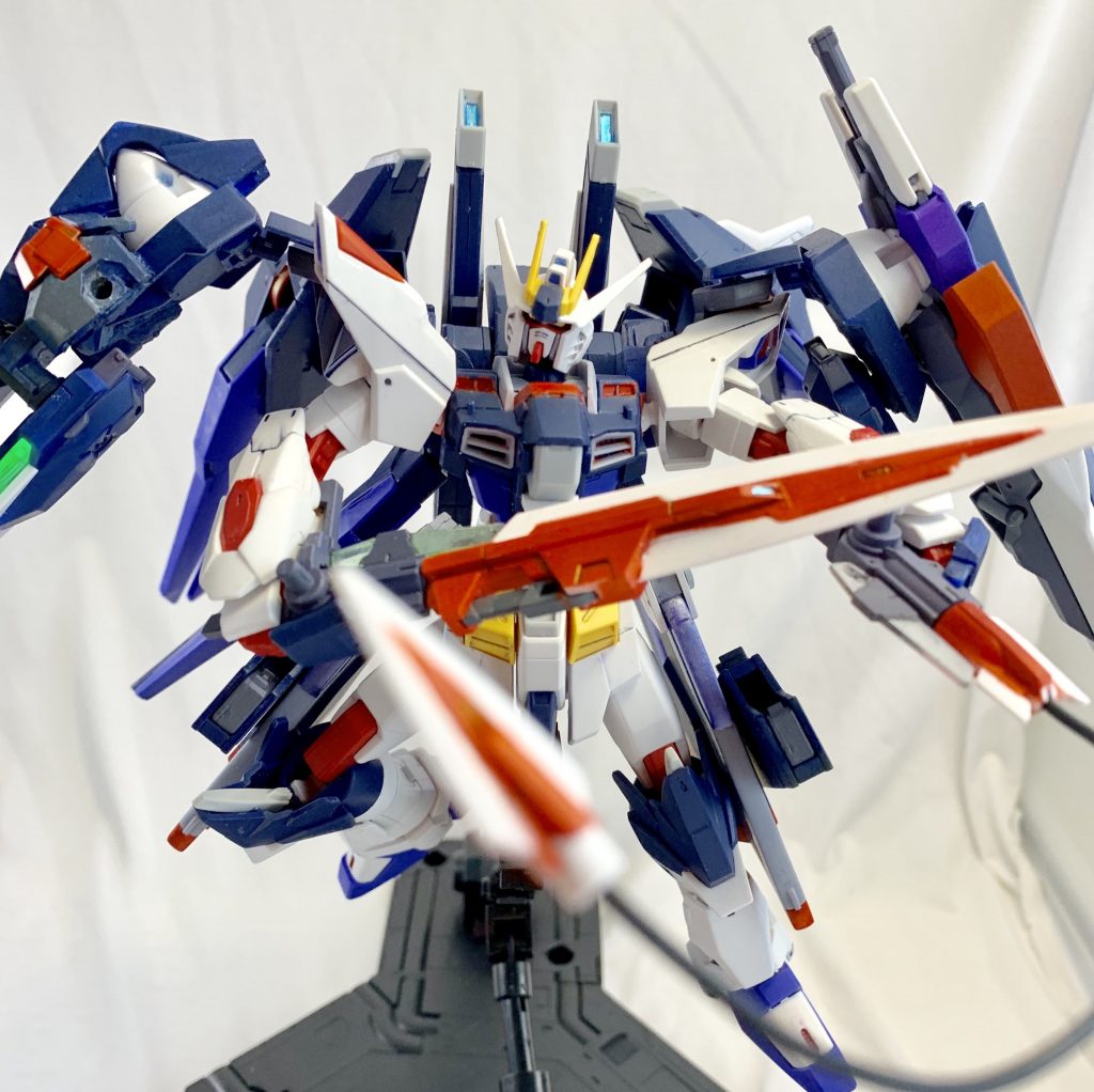 接近戦に関しては改造された右肩の太陽炉部にマウントされているGNソードIIロング・GNソードIIショートへ装備を切り替え。
これによって大抵な敵とは斬り結べる。