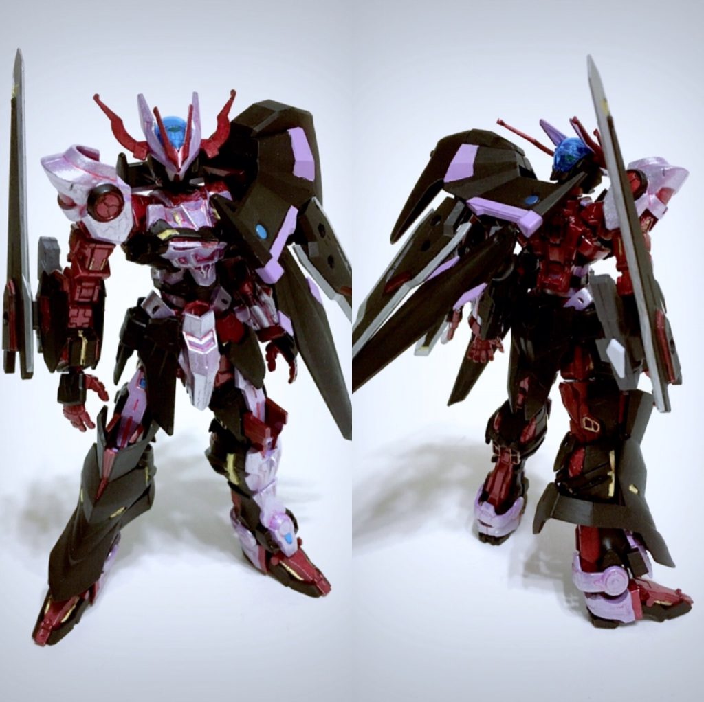 【アストレイ Re:Name】ディアナがシバのノーネイムを模して作った機体で左右が逆転したアシンメトリを思わせる。Dエクステンション改が左肩に付く。右腕は通常のアストレイに装甲を追加したものとなっていてバインダーブレイドは未使用時は右腕に懸架する。