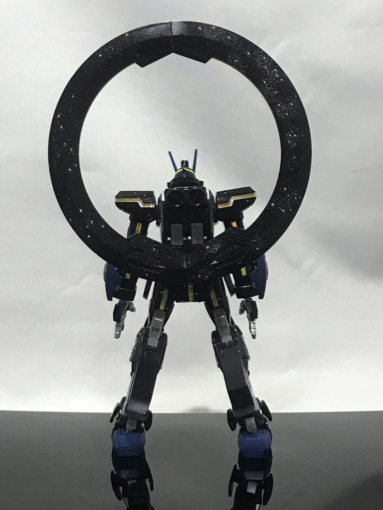 後ろ姿。右腕は肩関節がゆるゆるで死んでます。瞬着で太らせはしたけど、ポージングしたらまたお亡くなりになりました…