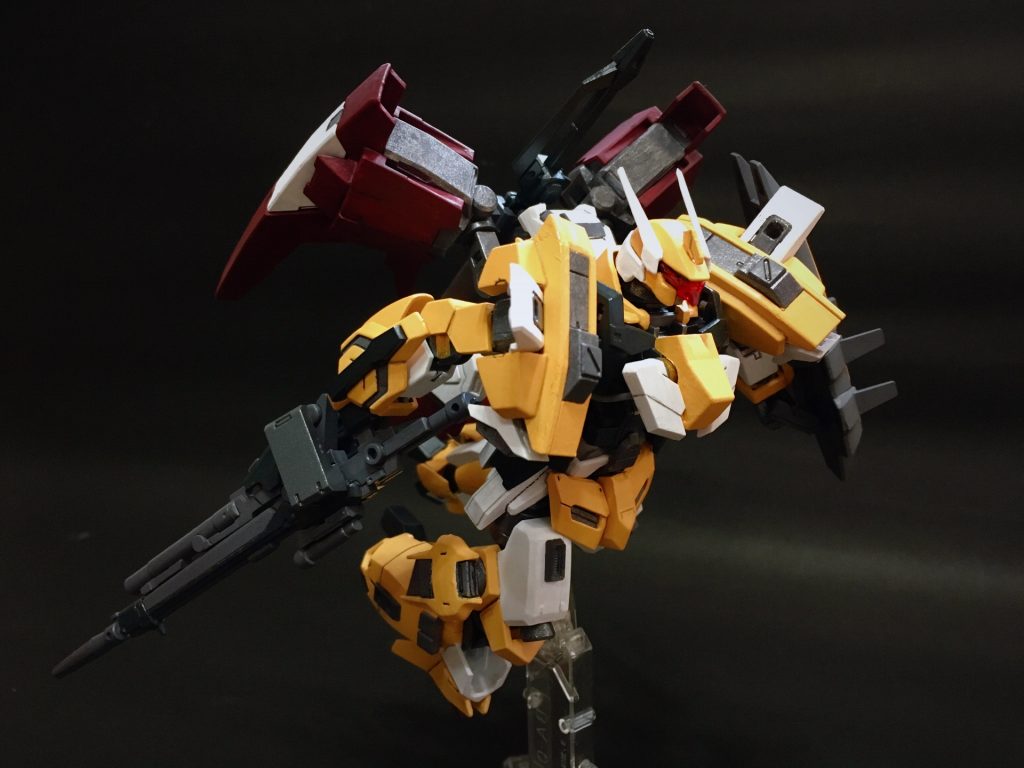 大型のフライトユニットにより、通常のシュバルベグレイズの3倍を越える推力で高速戦闘を行う。(赤い彗星みたいなのに黄色かったからダメェ〜!って言わないでww)