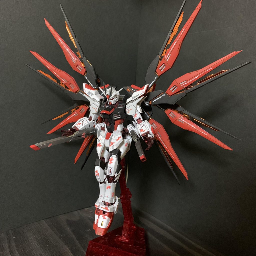 定番のポーズですw ゴールドメッキ部分にはクリアオレンジを重ねて色調を合わせました。