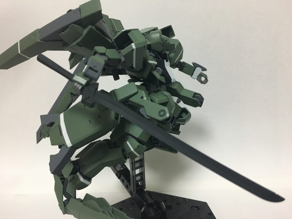 対MS用ブレード
グレイズ ・アレイオンは少数が生産され、極東のとある小隊に配備された。
その中にはまるで練習機のようなカラーリングの機体もいたようだが定かではない…