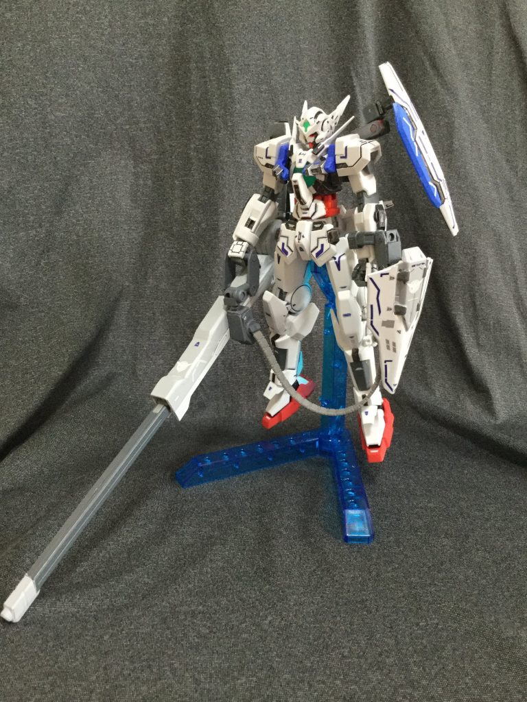 GNシールドを左肩に装備した
いわゆる、初期装備
大型シールドは色分けが難しかったのでデカールで誤魔化し