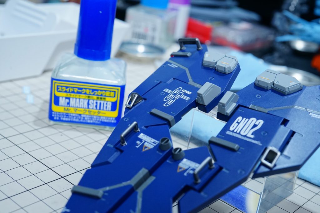 盾は各種ジャンクパーツとデカールでドレスアップしています