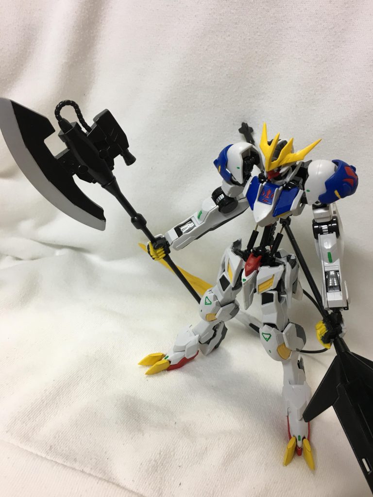 最初の画像にもありますフル装備

こちらは超大型バトルアックス
HGオリジンの高機動型ザク オルテガ機の大型ヒートホークをそのまま流用しています
バルバトスにはデカ斧映えますよね




以外、アクションシーンと可動域の説明を