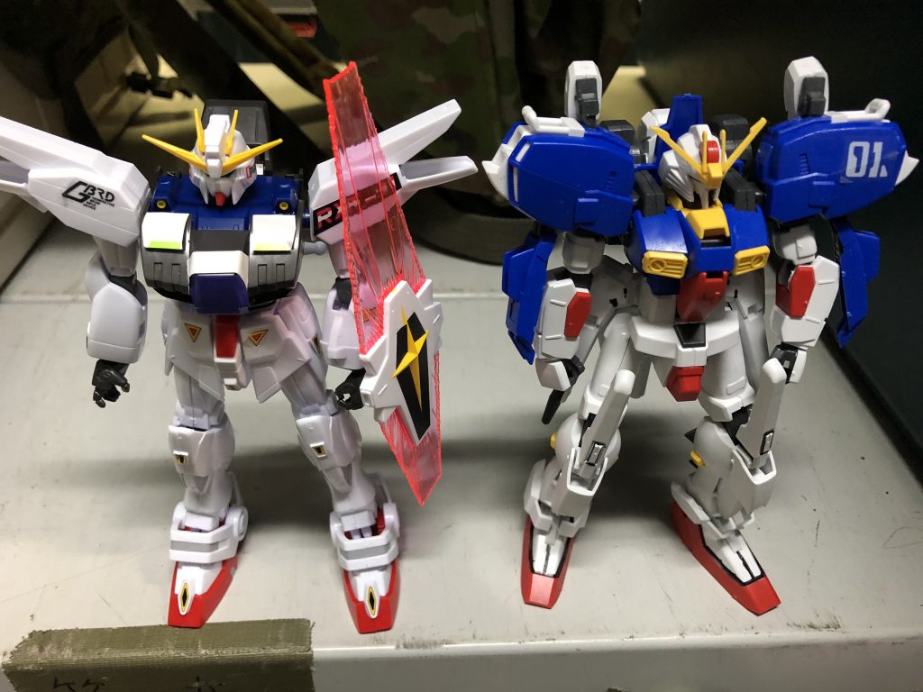 HG Sガンダムと大きさ比較。この時代のMSにしてはサイズは大きめです。左腕のビームシールドにはエフェクトパーツ付きで装着させる事が可能です。