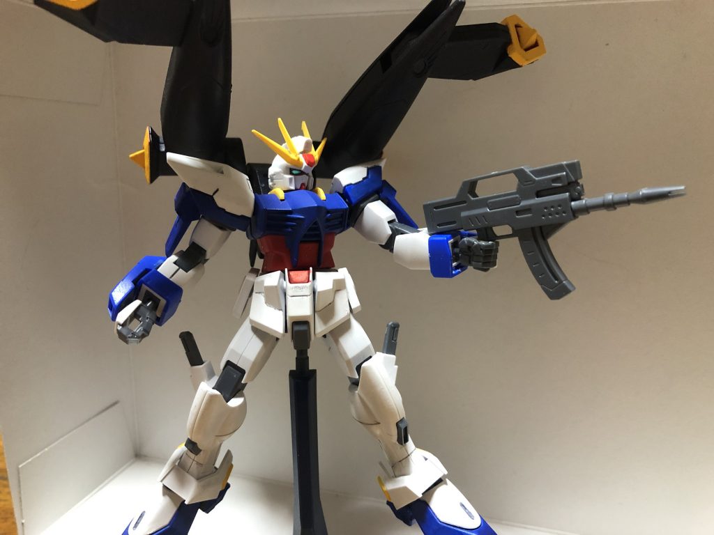 ハイペリオンのもう一つの特徴であるビームサブマシンガンもそのまま装備。
余談ですがビームナイフとこのサブマシンガンは実際にあるルーマニアのメーカーのものらしいですね