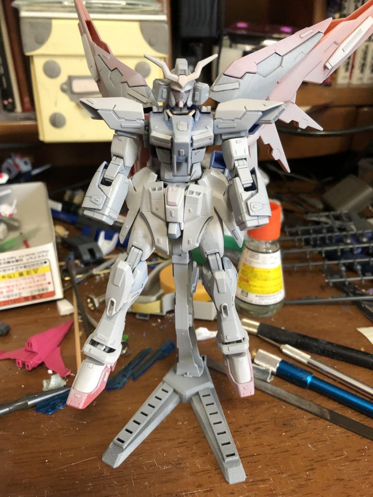 ## サーフェイサー吹き
実は*初めてプラ板でディテールアップ!*
初めてなのでとりあえずテンプレートで切り出した四角をつけまくればいっか!的なノリでやり、少しずつ形を変えてバリエーション増やしたみたいな感じでステップアップしました。